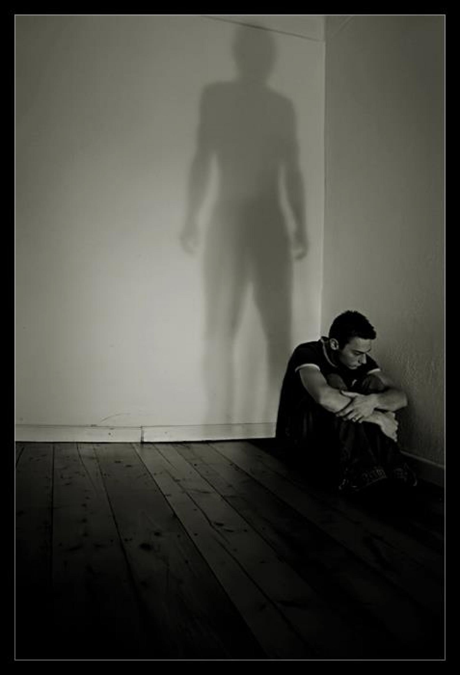 Грустная одинокая душа. В тени человека. Одиночество боль. Одинокий человек. Человек в одиночестве.